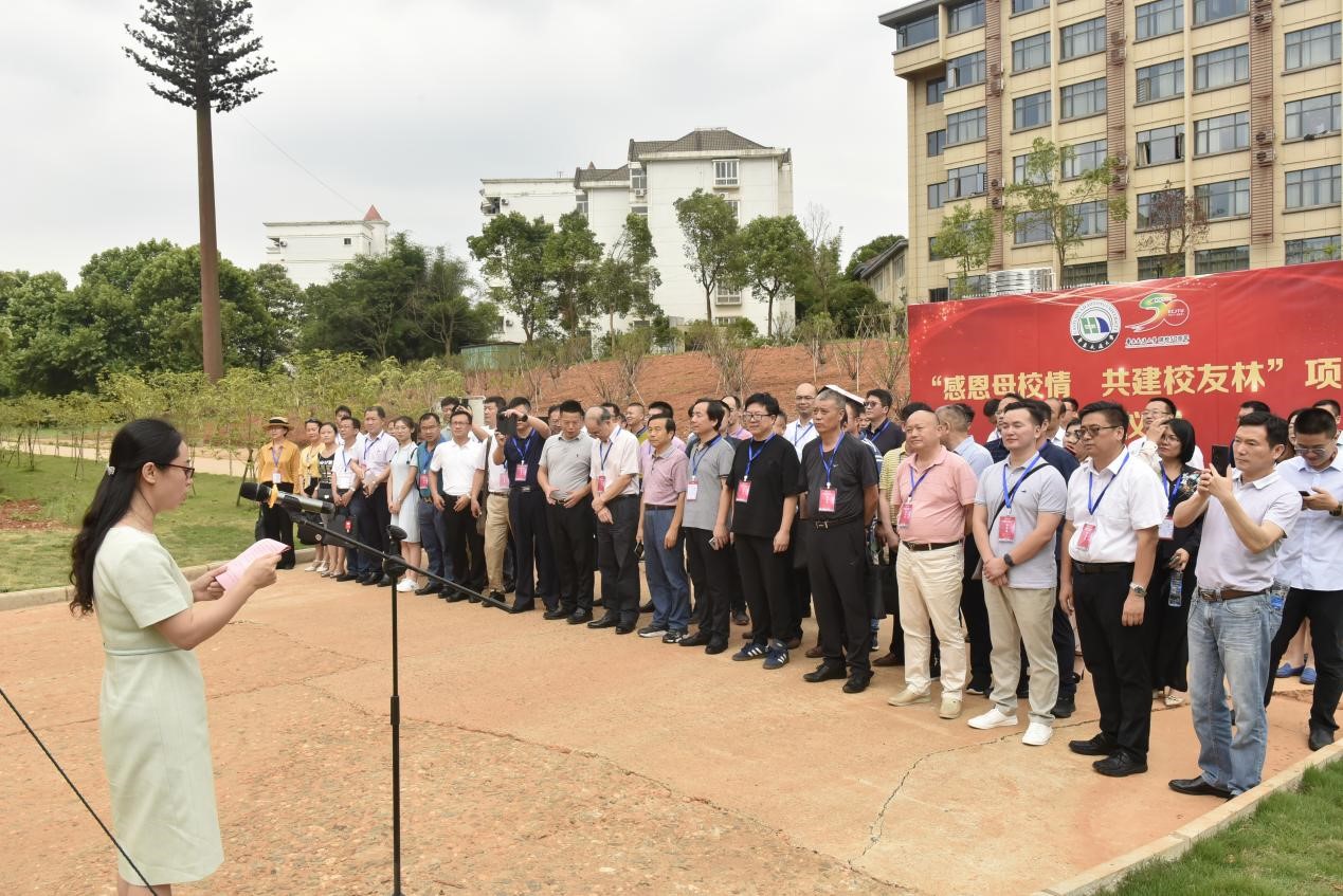 图一 校党委委员、副校长罗文俊主持捐赠仪式.jpg