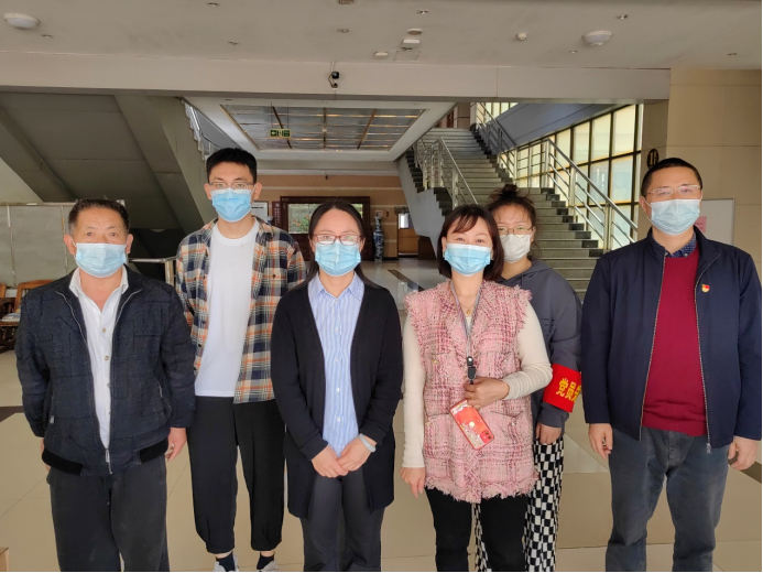 罗文俊副校长慰问图书馆值守人员