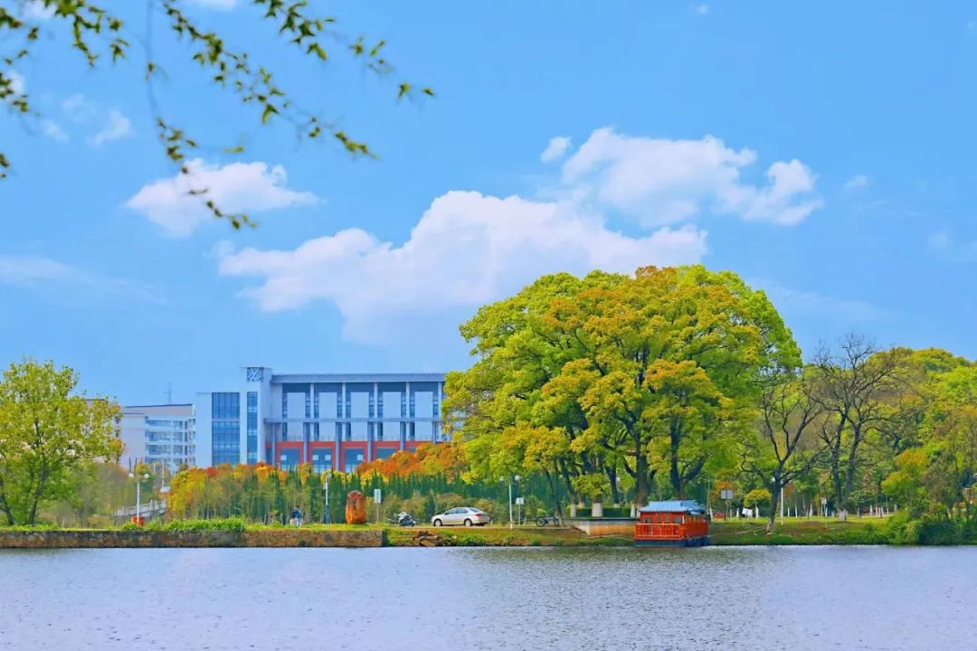 云游校园丨“五一”居家不孤单 “云游校园”带您共赏华交美景